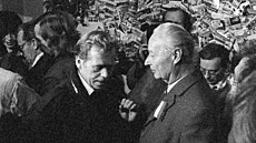 Václav Havel a Alexandr Dubek debatují v budov Melantrichu. (24. listopadu...