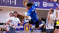 Hiroki Matsuoka z Handballu Brno stílí na branku italského Fasana v odvet 2....
