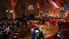 Ve Vladislavském sále zaíná ceremonie pedávání státních vyznamenání. (28....