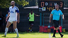Tomá Smola (vlevo v bílém), fotbalista Loun B v zápasech v Kryrech.
