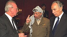 Zprava izraelský ministr zahraniních vcí imon Peres. Uprosted pedseda...
