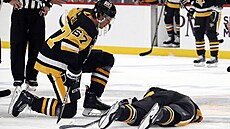 Rickard Rakell (67) z Pittsburgh Penguins se sklání ke zrannému spoluhrái...