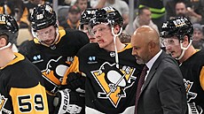 John Ludvig (7) z Pittsburgh Penguins míí na oetovnu.