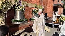 Pomocný biskup Thomas Maria Renz vysvtil nový zvon míru pro kostel sv....