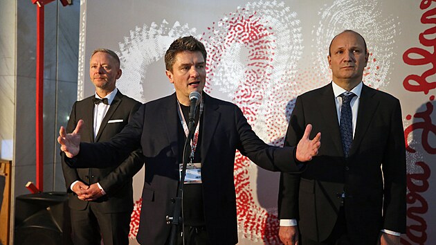 editel MFDF Ji.hlava Marek Hovorka oznamuje na tiskov konferenci prodlouen festivalu od ptho roku ze esti na deset dn. Vpravo pihl jihlavsk primtor Petr Ryka, vlevo hejtman Kraje Vysoina Vtzslav Schrek.