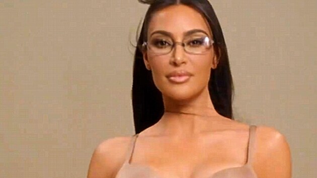 Kim Kardashianov pedstavila speciln podprsenku s bradavkami (jen 2023).