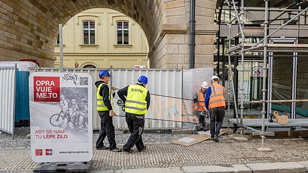 Zasklívání oblouku Negrelliho viaduktu (30. října 2023)