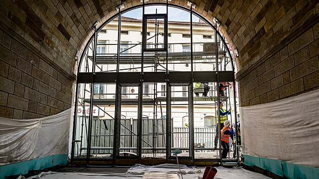 Zasklívání oblouku Negrelliho viaduktu (30. října 2023)