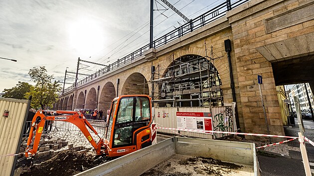 Zasklívání oblouku Negrelliho viaduktu (30. října 2023)