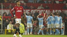 Zklamaný útoník Manchesteru United Marcus Rashford bhem mstského derby s...