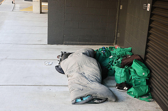 Bezdomovci leí na zemi v australském Sydney. (4. prosince 2022)