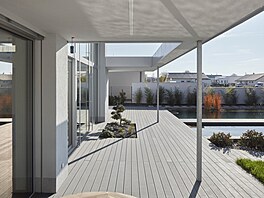 Výrazným prvkem architektury domu je horizontální deska s pesahem kolem celého...