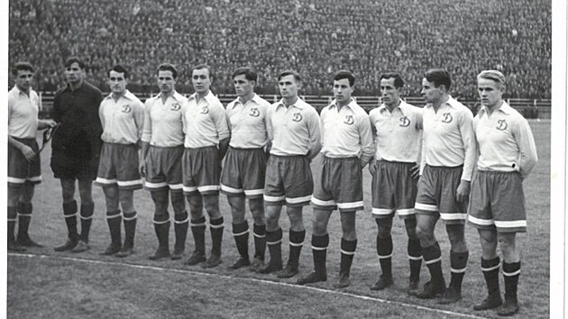 Nstup Dynama Moskva k utkn proti DSO Bank na stadionu za Lunkami 5. listopadu 1953. Lev Jain je druh zleva.