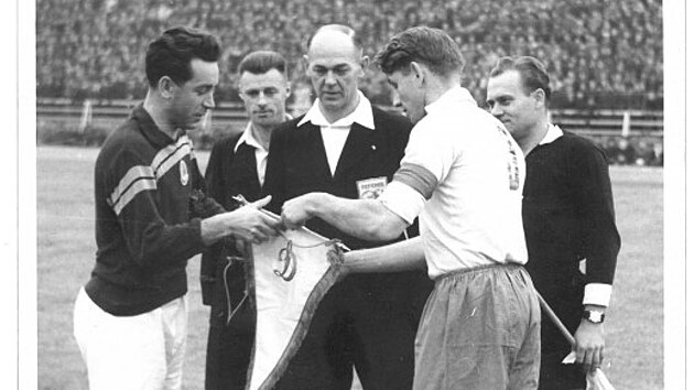 Kapitni a rozhod se zdrav ped zpasem DSO Bank  Dynamo Moskva (v blm dresu) na stadionu za Lunkami 5. listopadu 1953.
