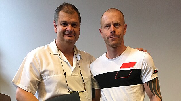 Lékař a pacient. Primář kardiologie VFN Jan Bělohlávek (vlevo) zachránil před pěti lety Jaroslava Pěkného, který po boxu dostal infarkt. Dnes si plánují zaboxovat společně.