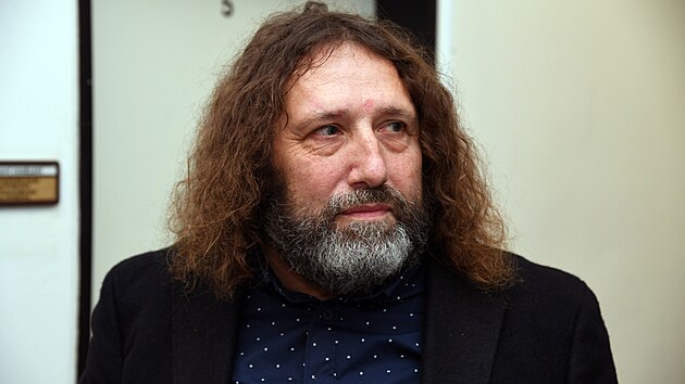 Obžalovaný exmístostarosta Lovosic Miroslav Závada na chodbě Krajského soudu v Ústí nad Labem (3. listopadu 2023)