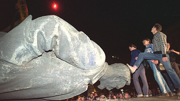 Lid lapou na hlavu sochy Felixe Dzerinskho ped sdlem KGB v Moskv. (23. srpna 1991)
