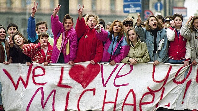 Rusk fanynky Michaela Jacksona ped moskevskm hotelem Metropol, kde zpvk pobval ped svm prvnm a jedinm koncertem v Rusku. (14 z 1993)