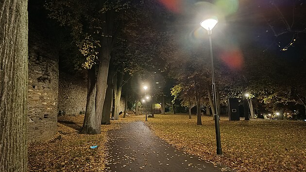 Na havlíčkobrodskou radnici přichází řada podnětů od občanů, že v nové části parku jsou světla až moc silná.
