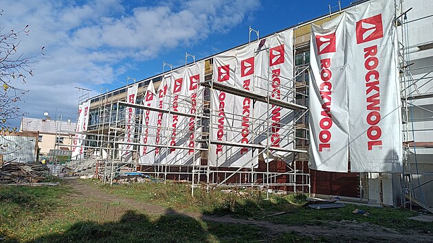 Rekonstrukci kulturnho domu v Pibyslavi prodluuj rzn neoekvan skutenosti, kter stavebnci za pochodu e. Budova byla stavna amatrsky v socialistick Akci Z.