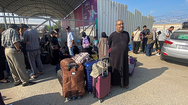 Palestinci s dvojm obanstvm ekaj ped hraninm pechodem Rafh s Egyptem v nadji, e dostanou povolen opustit Gazu. (1. listopadu 2023)
