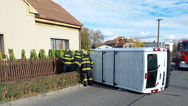 Náraz odmrštil dodávku do plotu rodinného domu. (1. listopadu 2023)