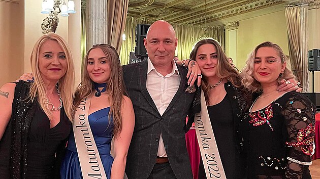 Daniel Landa s ženou Mirjam (54), dcerami Anast&aacute;zi&iacute; (25) i dvacetilet&yacute;mi dvojčaty Roxanou a Roz&aacute;li&iacute; (2022)