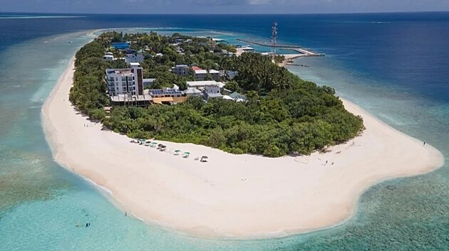 Ukulas je ostrůvek, který můžete tam a zpět projít za necelou půl hodinu. Ostrov lemují dokonalé bílé písečné pláže.