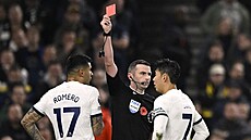 Hlavní rozhodí Michael Oliver vylouil obránce Romera z Tottenhamu, vpravo je...