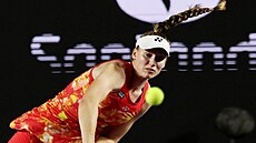 Jelena Rybakinová podává na Turnaji mistry v mexickém Cancúnu.