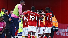 Fotbalisté Nottinghamu se radují z gólu, který vstelil Orel Mangala.