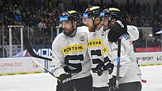Sparantí hokejisté Michal Kempný (6), Vojtch Mozík a Michal epík (vpravo)...