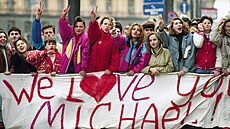 Ruské fanynky Michaela Jacksona ped moskevským hotelem Metropol, kde zpvák...