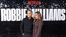 Robbie Williams s manelkou Aydou na uvedení dokumentárné série