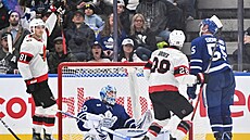 Dominik Kubalík (81) z Ottawa Senators se prosadil v zápase s Toronto Maple...