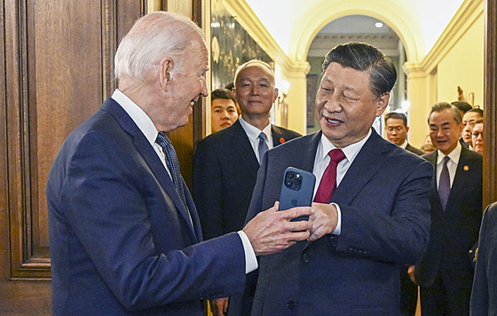 Americký prezident Joe Biden ukazuje ínskému prezidentovi Si in-pchingovi na...