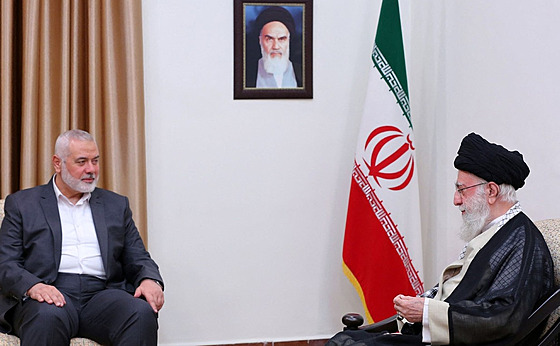 Ismáíl Haníja a ajatolláh Sajjid Alí Chameneí, nejvyí íránský  vdce. Írán je...