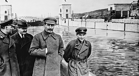 Kliment Vorilov, Vjaeslav Molotov, Josif Stalin a Nikolaj Jeov u kanálu...
