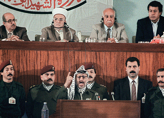 Pedseda Organizace pro osvobození Palestiny (OOP) Jásir Arafat promlouvá ke...