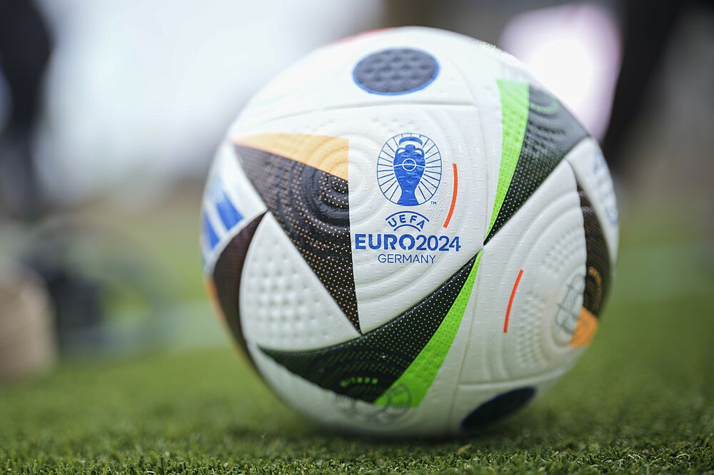 Oficiální balon pro Euro 2024 se jmenuje Fotbalová láska. Oficiální balon pro Euro 2024 se jmenuje Fotbalová láska.