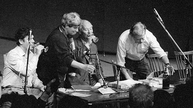 Zapjen vtzstv v Latern Magice. Zleva: Vclav Mal, Rita Klmov, Alexandr Dubek a Vclav Havel (24. listopadu 1989)