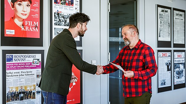 NEPRODÁVAT, Praha, 16.11.2023, Předání mince výherci v soutěži Megahra. Vlevo...