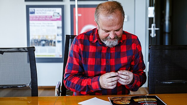 NEPRODÁVAT, Praha, 16.11.2023, Předání mince výherci v soutěži Megahra.
FOTO: MAFRA - Radek Vebr