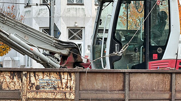 V Praze u Výtoně došlo k poruše trakčního vedení na tramvajové trati. Poškodilo jej rameno nákladního vozu, které pod vedením projíždělo. (15. listopadu 2023)