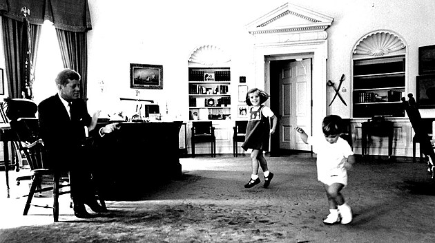 Fotograf Blho domu Cecil Stoughton s oblibou poizoval snmky rodinn pohody prezidenta Johna F. Kennedyho. (10. jna 1962)