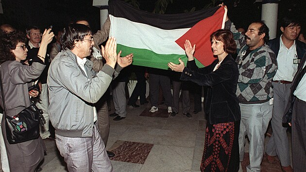 Delegti Palestinskho nrodnho vboru tancuj u palestinsk vlajky. (15. listopadu 1988)