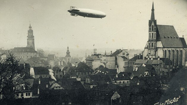 Vzducholo Graf Zeppelin II urit nad eskm Krumlovem proltla, ale tento obrzek si fotoatelir nejsp vymyslel.