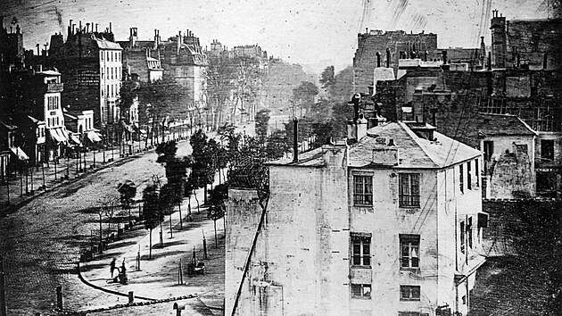 Pohled na Boulevard du Temple, kter vyfotografoval Daguerre na konci roku 1838 nebo zatkem 1839 v Pai.