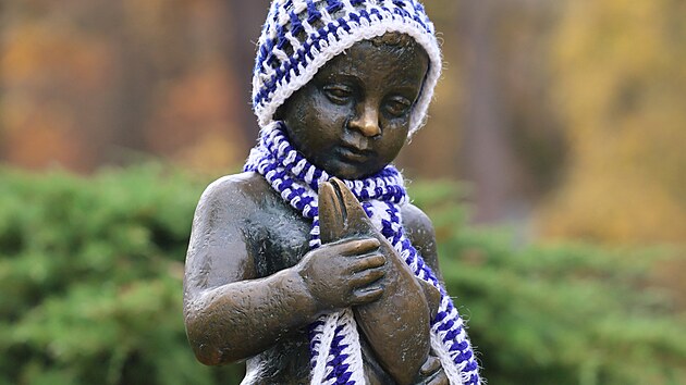 Tradiční háčkovaná výzdoba ve Františkových Lázních. Oděna je do ní i proslulá socha malého Františka.