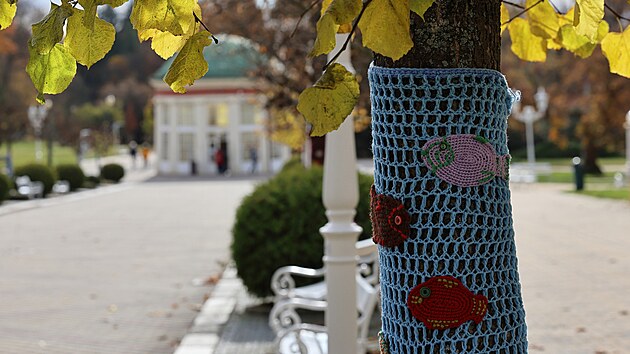 Tradiční háčkovaná výzdoba ve Františkových Lázních. Oděna je do ní i proslulá socha malého Františka.